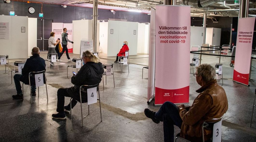 Suedia rekomandon dozen e katert te vaksines, ja per cilen kategori